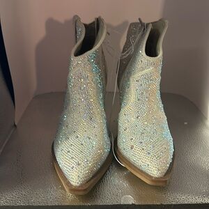 Fashion boots very G. Size 10. 3 inch heels. They’re absolutely gorgeous